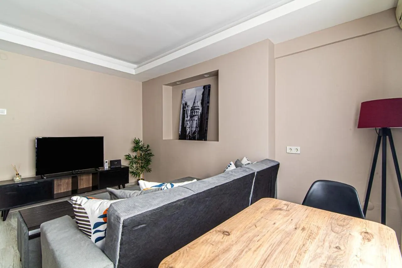 Central Flat Near Taksim Square With Balcony Estambul